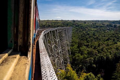 Llegando al puente sobre la garganta de Gokteik, Tren de Hsipaw a Mandalay Llegando al puente sobre la garganta de Gokteik, Tren de Hsipaw a Mandalay