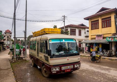 Día de lluvia en las calles de Hsipaw Día de lluvia en las calles de Hsipaw