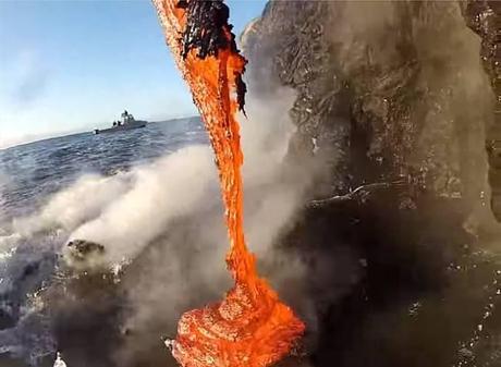 Lo que pasa cuando la lava de un volcán se encuentra con el océano Lo que pasa cuando la lava de un volcán se encuentra con el océano