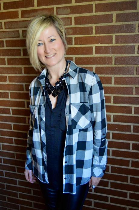 CUADROS, PIEL Y SNEAKERS. BLANCO, ROJO Y NEGRO. CUADROS, PIEL Y SNEAKERS. BLANCO, ROJO Y NEGRO.