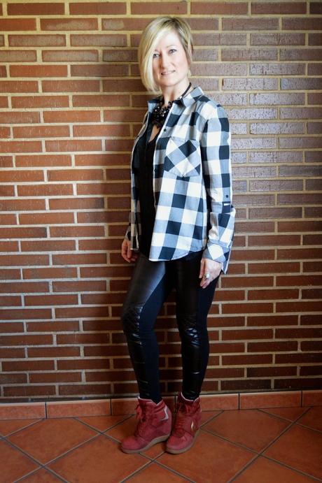 CUADROS, PIEL Y SNEAKERS. BLANCO, ROJO Y NEGRO. CUADROS, PIEL Y SNEAKERS. BLANCO, ROJO Y NEGRO.