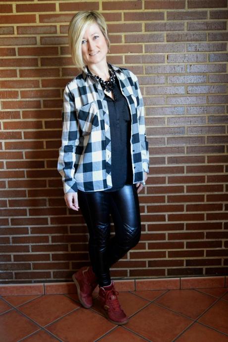 CUADROS, PIEL Y SNEAKERS. BLANCO, ROJO Y NEGRO. CUADROS, PIEL Y SNEAKERS. BLANCO, ROJO Y NEGRO.