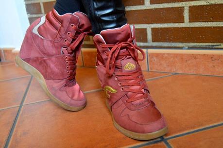 CUADROS, PIEL Y SNEAKERS. BLANCO, ROJO Y NEGRO. CUADROS, PIEL Y SNEAKERS. BLANCO, ROJO Y NEGRO.