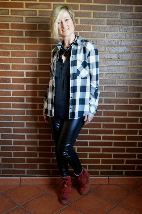 CUADROS, PIEL Y SNEAKERS. BLANCO, ROJO Y NEGRO. CUADROS, PIEL Y SNEAKERS. BLANCO, ROJO Y NEGRO.