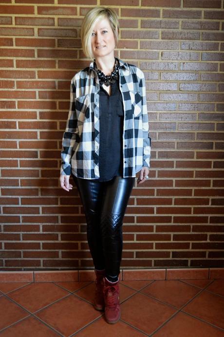 CUADROS, PIEL Y SNEAKERS. BLANCO, ROJO Y NEGRO. CUADROS, PIEL Y SNEAKERS. BLANCO, ROJO Y NEGRO.