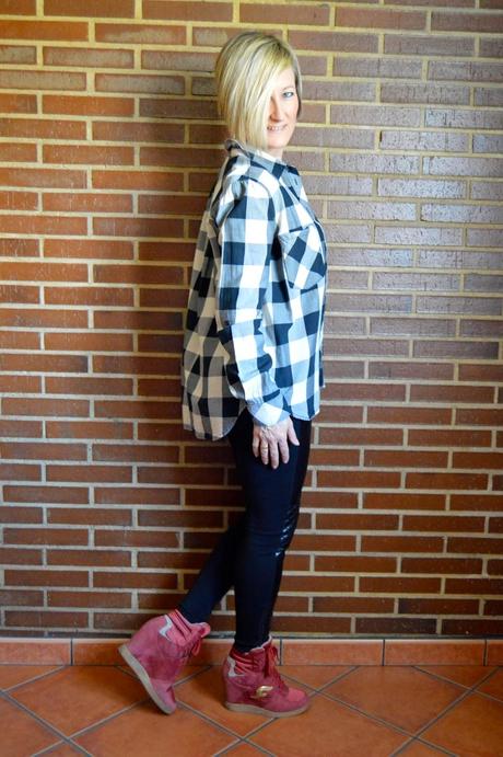 CUADROS, PIEL Y SNEAKERS. BLANCO, ROJO Y NEGRO. CUADROS, PIEL Y SNEAKERS. BLANCO, ROJO Y NEGRO.