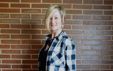 CUADROS, PIEL Y SNEAKERS. BLANCO, ROJO Y NEGRO. CUADROS, PIEL Y SNEAKERS. BLANCO, ROJO Y NEGRO.