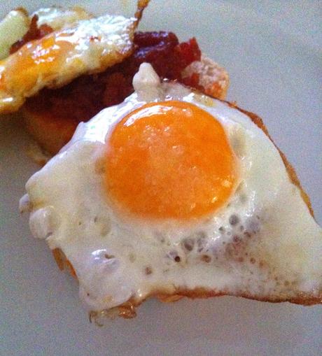 CANAPÉ DE SOBRASADA CON HUEVO DE CODORNIZ