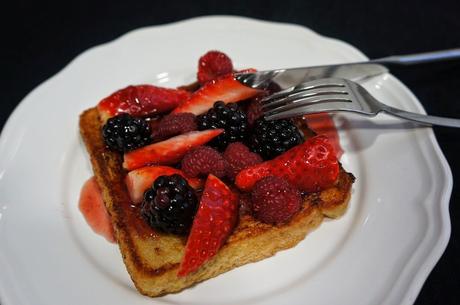 Tostadas francesas con frutos rojos Tostadas francesas con frutos rojos