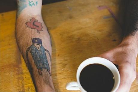 Padre se tatúa los dibujos de su hijo desde que tenía 4 años Padre se tatúa los dibujos de su hijo desde que tenía 4 años