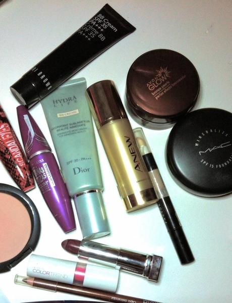 Productos de maquillaje en los que vale la pena invertir. Productos de maquillaje en los que vale la pena invertir.