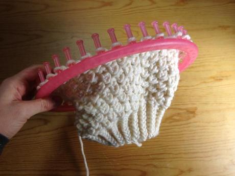 Teje un gorro popcorn en telar Tejiendo cuerpo del gorro en punto popcorn