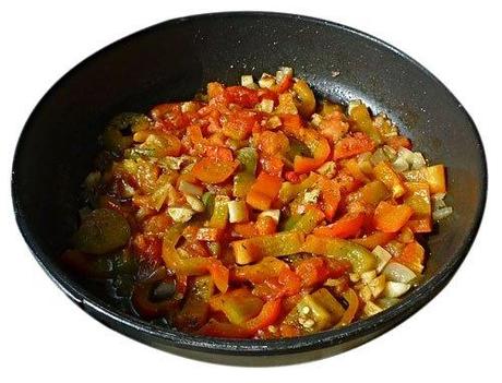 El sofrito de los alimentos. verduras sofritas