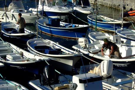 Mundaca: entre el mar y el cielo Movimiento entre las pequeñas barquitas