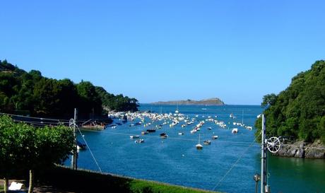Mundaca: entre el mar y el cielo Isla de Ízaro frente a la ría de Mundaca