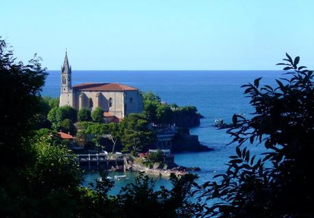Mundaca: entre el mar y el cielo Iglesia de Mundaca vista desde Portuondo