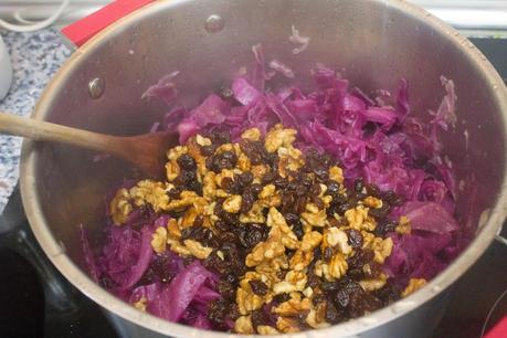 lombarda con manzana, pasas y nueces al crujiente de cebolla lombarda con manzana, pasas y nueces al crujiente de cebolla