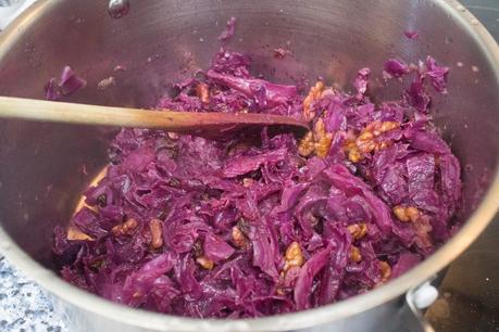 lombarda con manzana, pasas y nueces al crujiente de cebolla lombarda con manzana, pasas y nueces al crujiente de cebolla