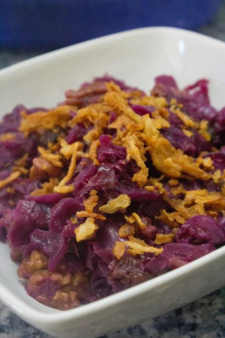 lombarda con manzana, pasas y nueces al crujiente de cebolla lombarda con manzana, pasas y nueces al crujiente de cebolla