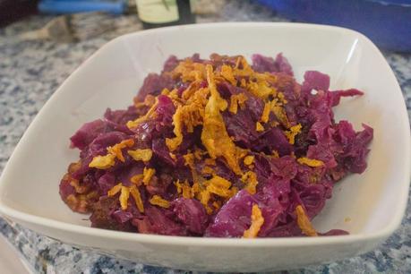 lombarda con manzana, pasas y nueces al crujiente de cebolla lombarda con manzana, pasas y nueces al crujiente de cebolla