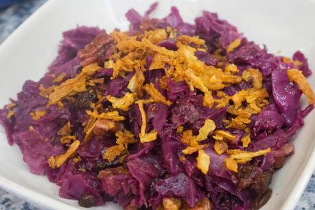 lombarda con manzana, pasas y nueces al crujiente de cebolla lombarda con manzana, pasas y nueces al crujiente de cebolla