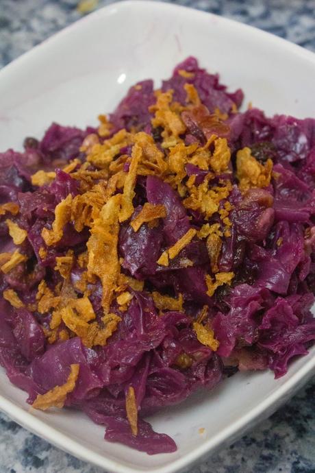 lombarda con manzana, pasas y nueces al crujiente de cebolla lombarda con manzana, pasas y nueces al crujiente de cebolla