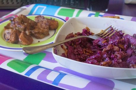 lombarda con manzana, pasas y nueces al crujiente de cebolla lombarda con manzana, pasas y nueces al crujiente de cebolla