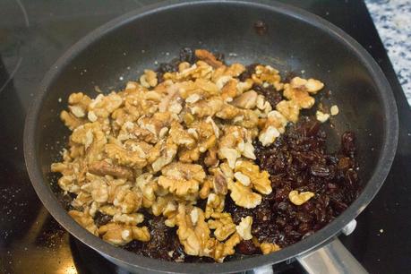 lombarda con manzana, pasas y nueces al crujiente de cebolla lombarda con manzana, pasas y nueces al crujiente de cebolla