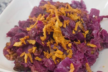 lombarda con manzana, pasas y nueces al crujiente de cebolla lombarda con manzana, pasas y nueces al crujiente de cebolla