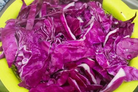 lombarda con manzana, pasas y nueces al crujiente de cebolla lombarda con manzana, pasas y nueces al crujiente de cebolla