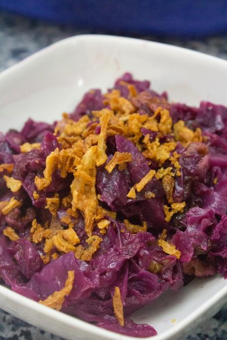 lombarda con manzana, pasas y nueces al crujiente de cebolla lombarda con manzana, pasas y nueces al crujiente de cebolla