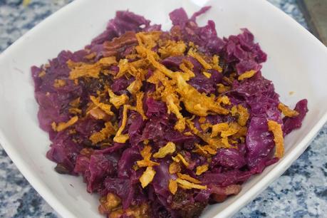 lombarda con manzana, pasas y nueces al crujiente de cebolla lombarda con manzana, pasas y nueces al crujiente de cebolla