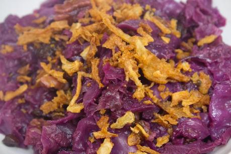 lombarda con manzana, pasas y nueces al crujiente de cebolla lombarda con manzana, pasas y nueces al crujiente de cebolla