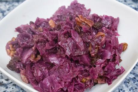 lombarda con manzana, pasas y nueces al crujiente de cebolla lombarda con manzana, pasas y nueces al crujiente de cebolla