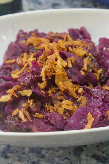 lombarda con manzana, pasas y nueces al crujiente de cebolla lombarda con manzana, pasas y nueces al crujiente de cebolla