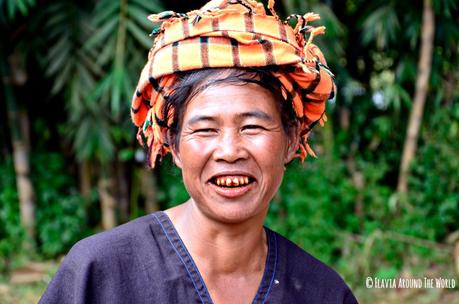 Mujer birmana con los caracteristicos dientes rojos