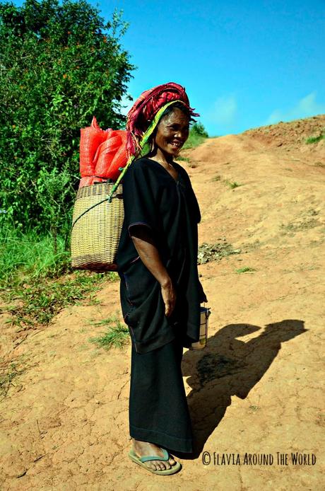 Mujer de la tribu Paho con cesto en la cabeza en Myanmar