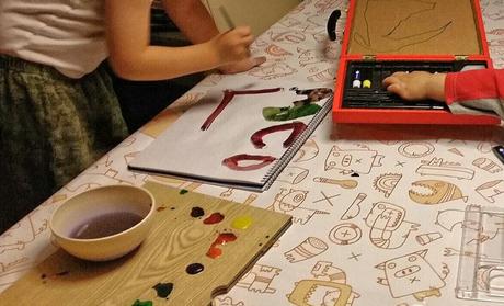 Un mantel de hule para ‘guarrear’ a placer con la comida Pintando sin riesgo