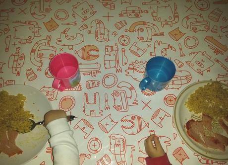 Un mantel de hule para ‘guarrear’ a placer con la comida A prueba de manchas