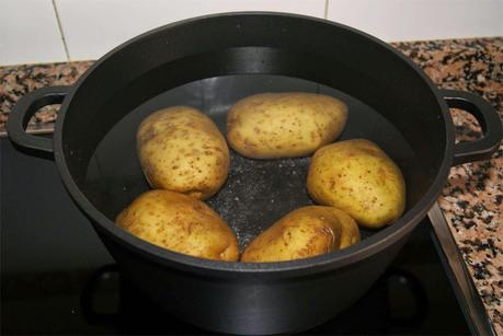 Patatas con salsa de queso paso 1