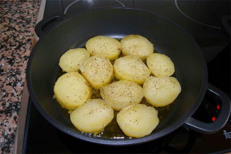 Patatas con salsa de queso paso 3
