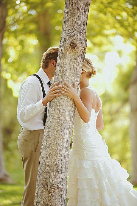 LOS NOVIOS SE COMEN A BESOS Beso de los novios
