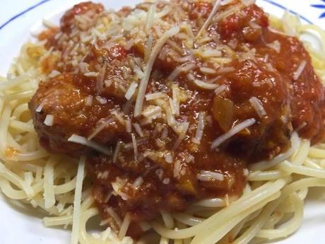 Espaguetis con albóndigas en tomate. Espaguetis con albóndigas en tomate.