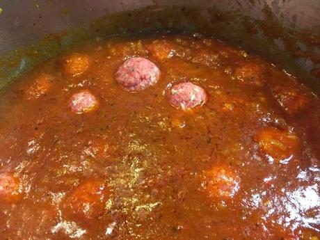 Espaguetis con albóndigas en tomate. Espaguetis con albóndigas en tomate.