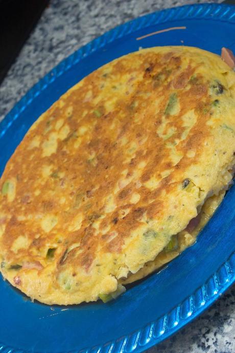 tortilla de espárragos verdes, patatas fritas, chorizo, salchichas y queso tortilla de espárragos verdes, patatas fritas, chorizo, salchichas y queso