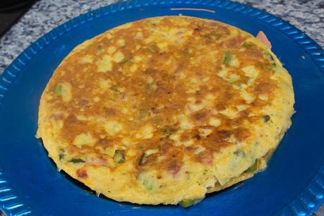 tortilla de espárragos verdes, patatas fritas, chorizo, salchichas y queso tortilla de espárragos verdes, patatas fritas, chorizo, salchichas y queso