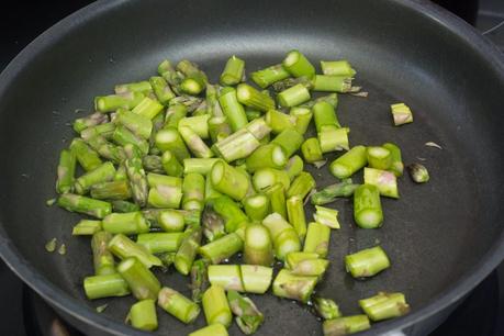 tortilla de espárragos verdes, patatas fritas, chorizo, salchichas y queso tortilla de espárragos verdes, patatas fritas, chorizo, salchichas y queso