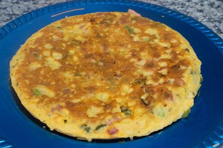 tortilla de espárragos verdes, patatas fritas, chorizo, salchichas y queso tortilla de espárragos verdes, patatas fritas, chorizo, salchichas y queso