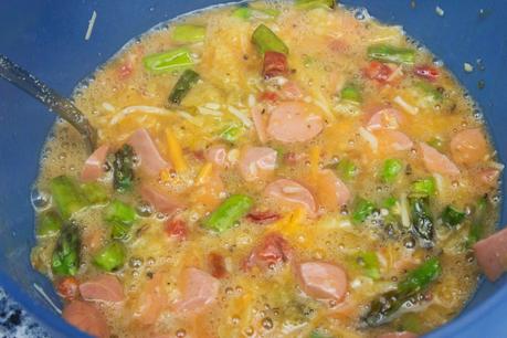 tortilla de espárragos verdes, patatas fritas, chorizo, salchichas y queso tortilla de espárragos verdes, patatas fritas, chorizo, salchichas y queso