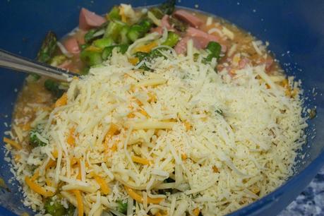 tortilla de espárragos verdes, patatas fritas, chorizo, salchichas y queso tortilla de espárragos verdes, patatas fritas, chorizo, salchichas y queso